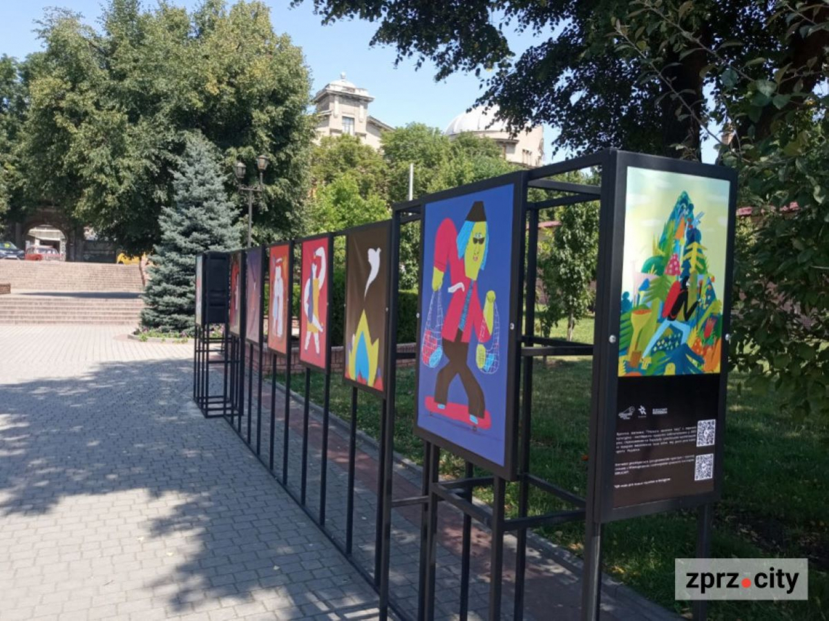 У Запоріжжі відкрили виставку плакатів воєнного часу - фото з однієї з найкрасивіших локацій