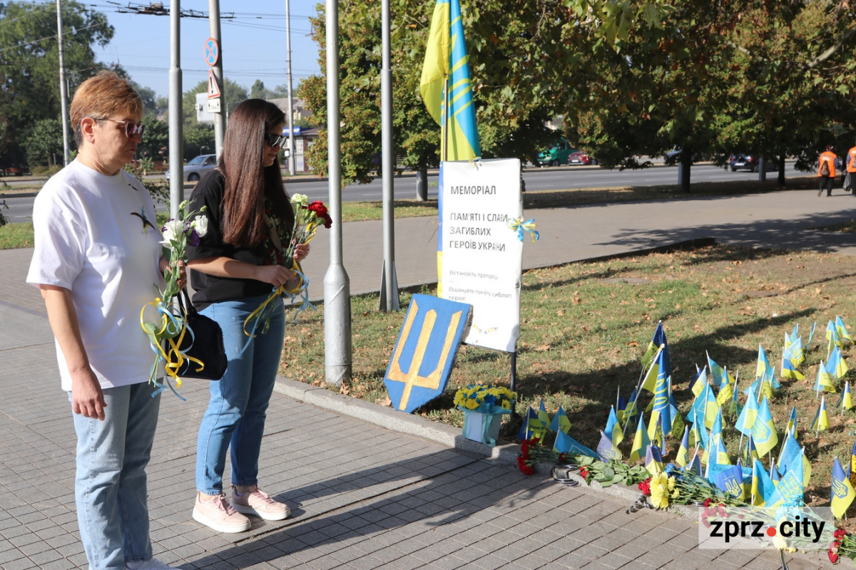 Алея Героїв: у центрі Запоріжжя встановили інсталяцію на честь загиблих захисників - фото