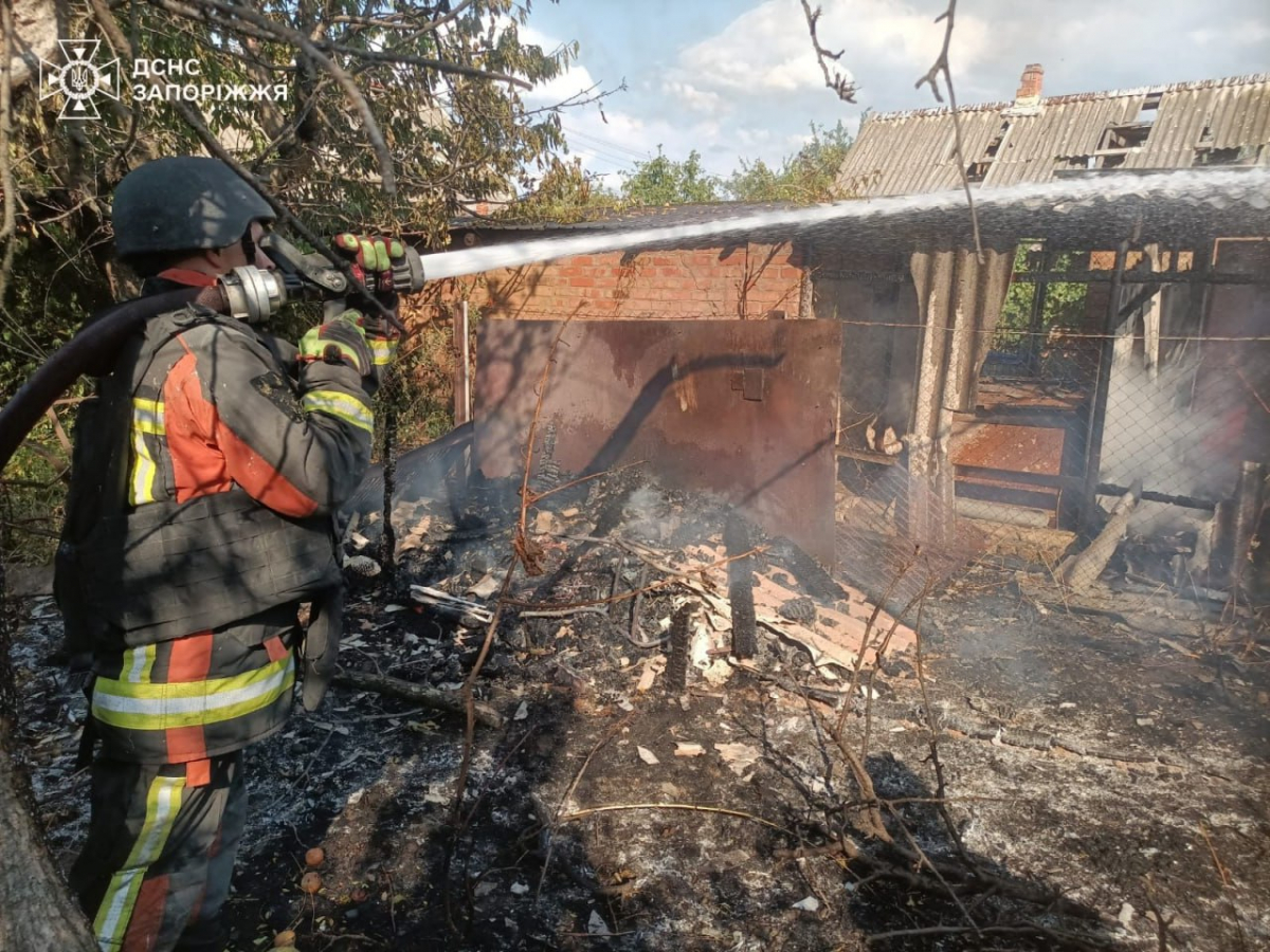 Горіли житлові будинки - внаслідок ворожого обстрілу в Оріхові сталась масштабна пожежа (фото)