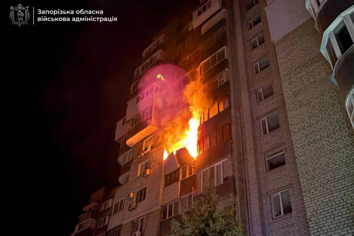 Нічна атака на Запоріжжя: у багатоповерхівці горіли квартири, є поранена (фото)
