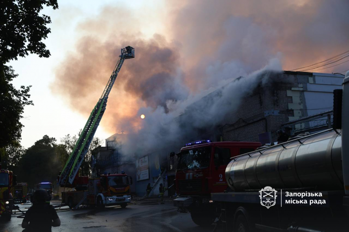 Вдарили тричі — у Запоріжжі згоріли сотні тонн допомоги через атаку дронів (фото, відео)