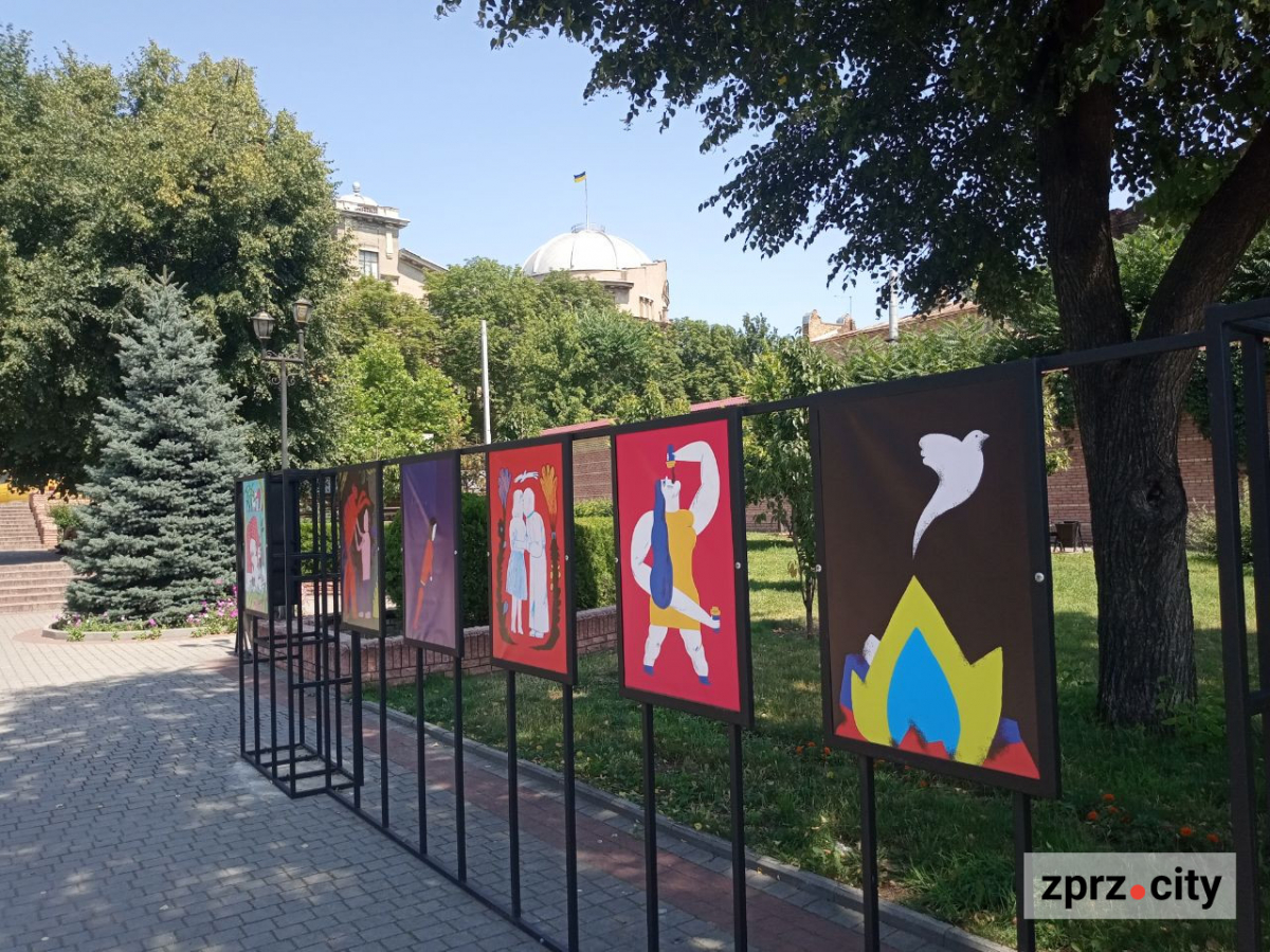 У Запоріжжі відкрили виставку плакатів воєнного часу - фото з однієї з найкрасивіших локацій