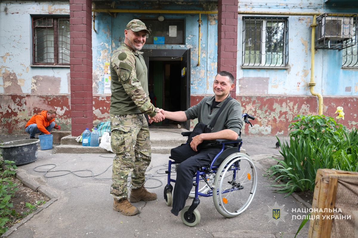 Запорізькі поліцейські встановили пандус у багатоповерхівці для свого колеги, який втратив ноги на війні (фото)