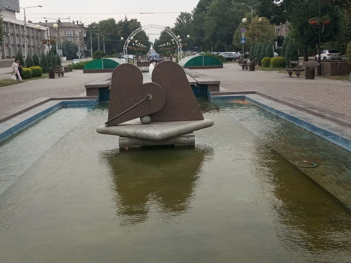 Сьогодні комунальники миють один з фонтанів в центрі Запоріжжя - фото