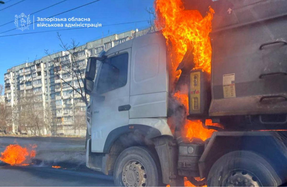 Росіяни вдарили дроном по вантажівці на шосе — у спальному районі Запоріжжя спалахнула пожежа (фото, відео)