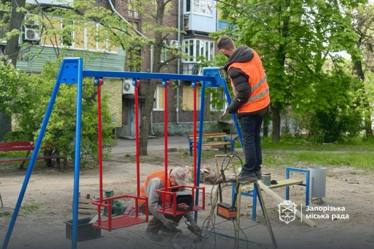 Повертають дітям простір для гри: у Запоріжжі відновлюють майданчик, пошкоджений ворожою атакою (фото)