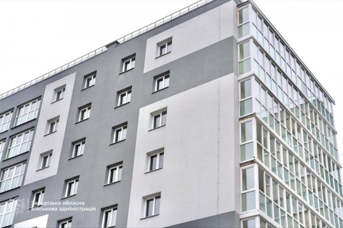 Повернення додому: у Запоріжжі мешканці отримали ключі від відновлених квартир (фото, відео)