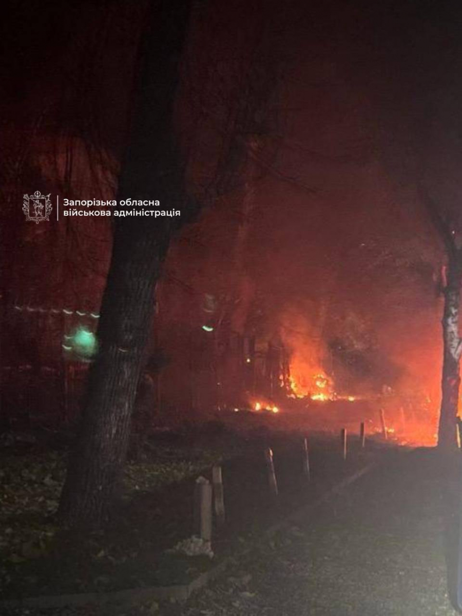Вночі вдарили КАБами, а зранку — по ТЦ: у Запоріжжі внаслідок атак є поранені (фото, відео)