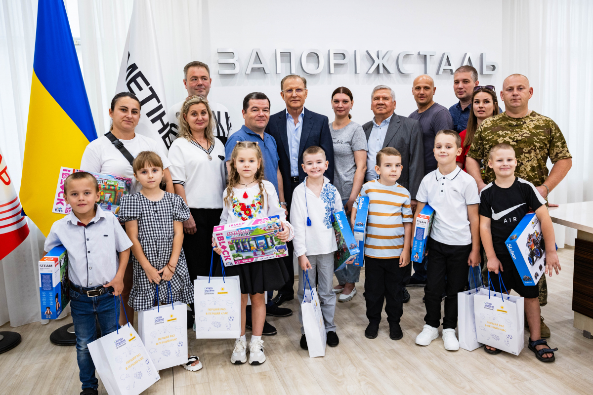 Запоріжсталь та інші запорізькі підприємства Метінвесту допомогли зібрати до школи 320 першокласників-дітей робітників