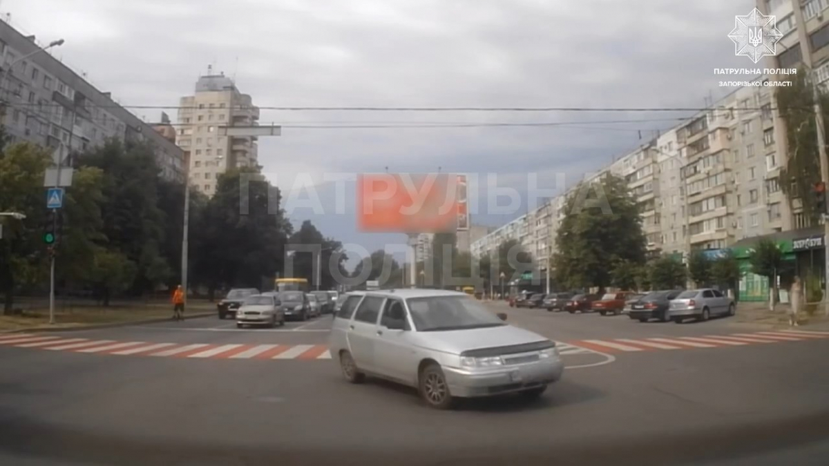 Неповага і нетерплячість потягнула на штраф - у Дніпровському районі Запоріжжя водій порушив церемонію хвилини мовчання (фото, відео)