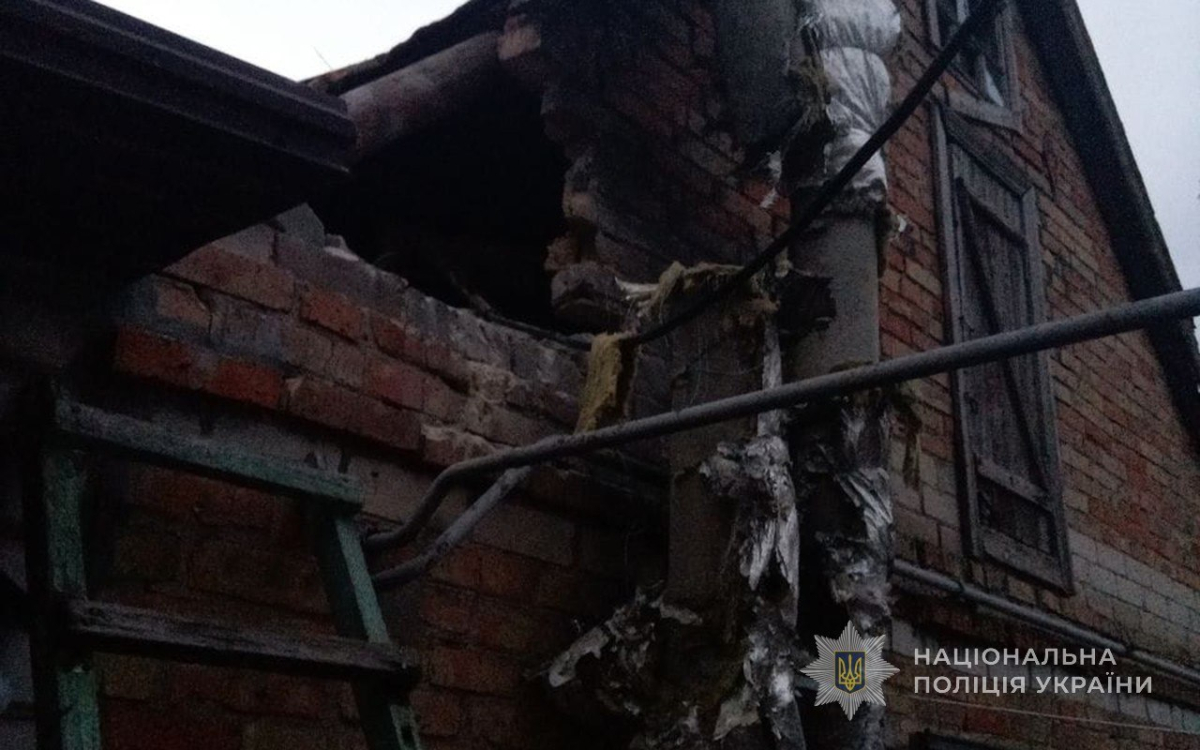 На Запоріжжі через обстріл загорівся приватний будинок: чи є постраждалі (фото)