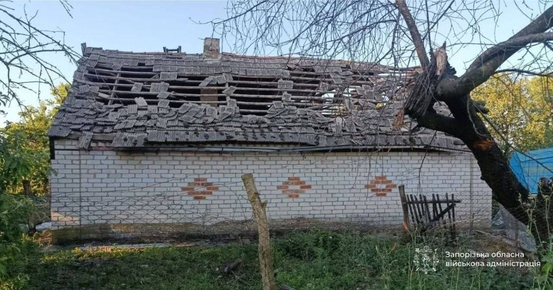 Троє постраждалих після атак: ворог обстріляв територію торгового центру в Запоріжжі (фото)
