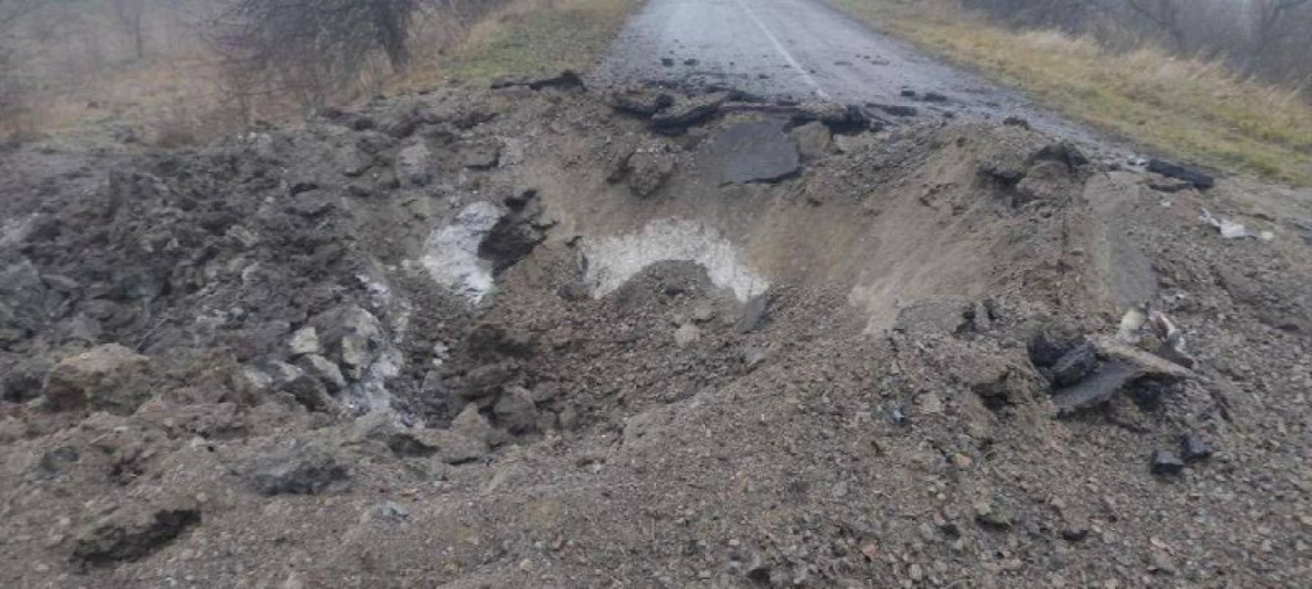 Внаслідок ворожих обстрілів зруйнована дорога між селами Запорізького району - фото