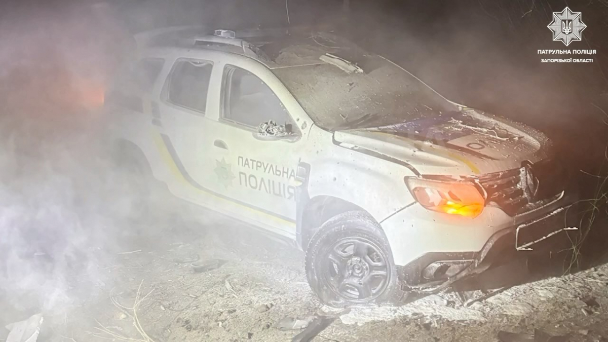 Дрон влучив у службове авто: у Запоріжжі під час атаки постраждав патрульний (відео)