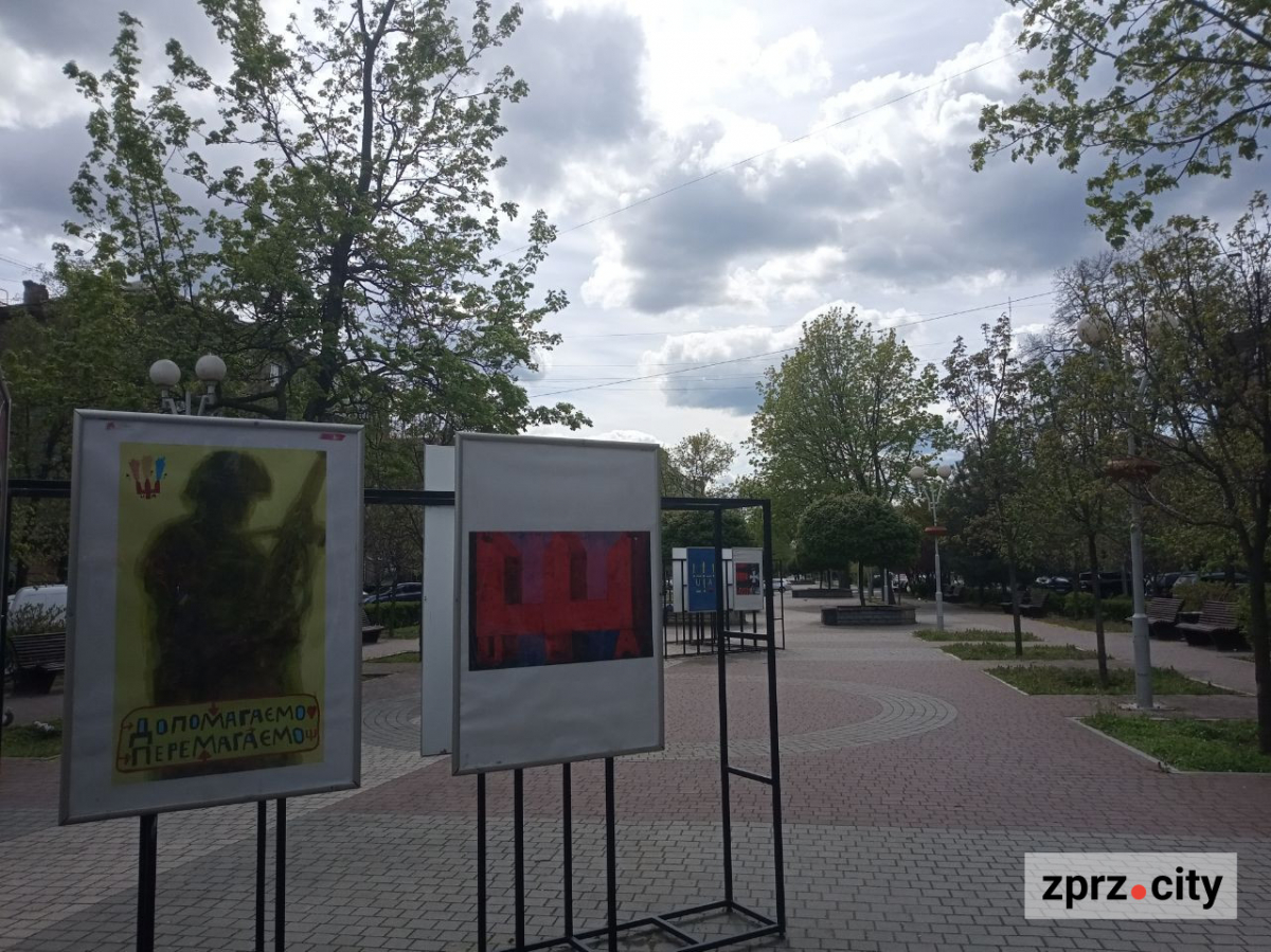 У Запоріжжі просто неба відкрили виставку харківського художника - фото