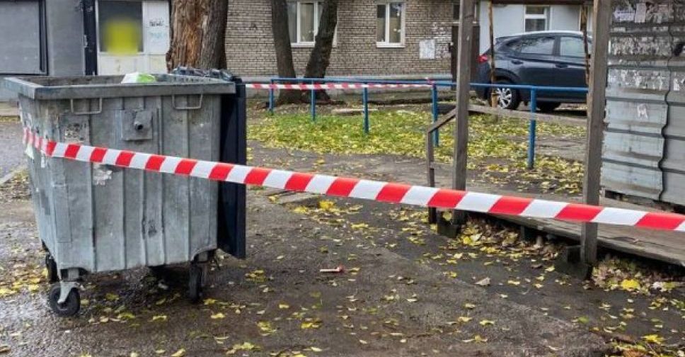 Мешканець Запоріжжя помітив у сміттєвому баку предмет, схожий на вибухівку: на місці працює поліція