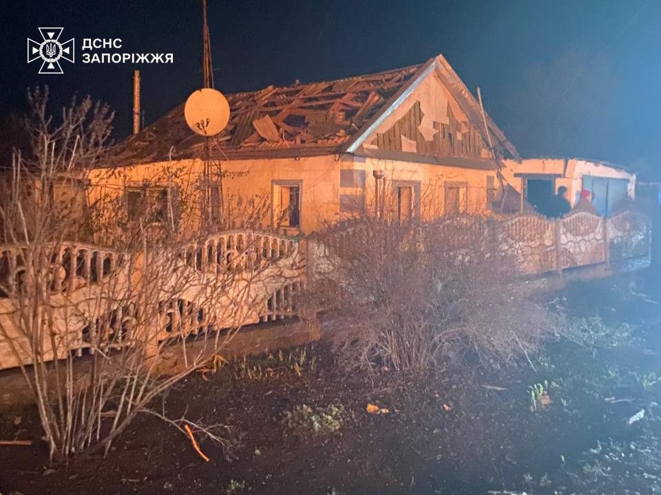 Атаки не стихають: росіяни вдарили по Запорізькому району дронами — троє людей поранено (фото)