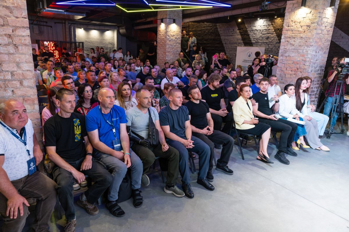 Квартири для захисників та багато пропозицій роботи й освіти – у Запоріжжі вперше відбувся ярмарок вакансій для ветеранів