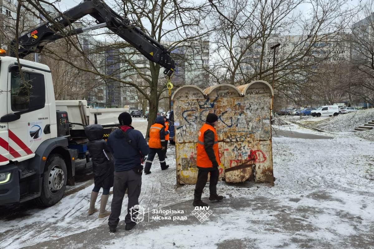 У Запоріжжі краном прибрали «довгожителя» — кіоск роками псував двір у Хортицькому районі (фото)