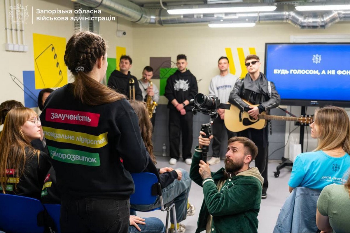 Від шкіл до фронту - як пройшли гастролі Артема Пивоварова у Запоріжжі (фото)