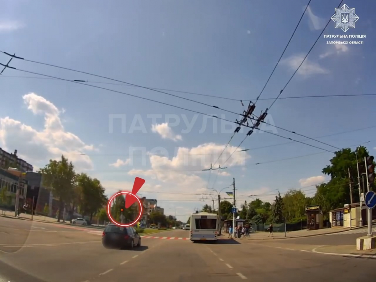 Червоний не зупинив — у Запоріжжі шестеро водіїв порушили ПДР прямо на очах у патрульних (фото, відео)