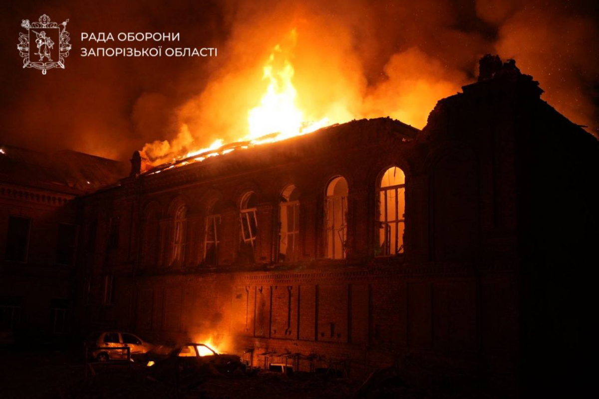 Вночі ворог атакував Запоріжжя - є постраждали, пошкоджені багатоповерхівки, торговий центр та виш (фото, відео)