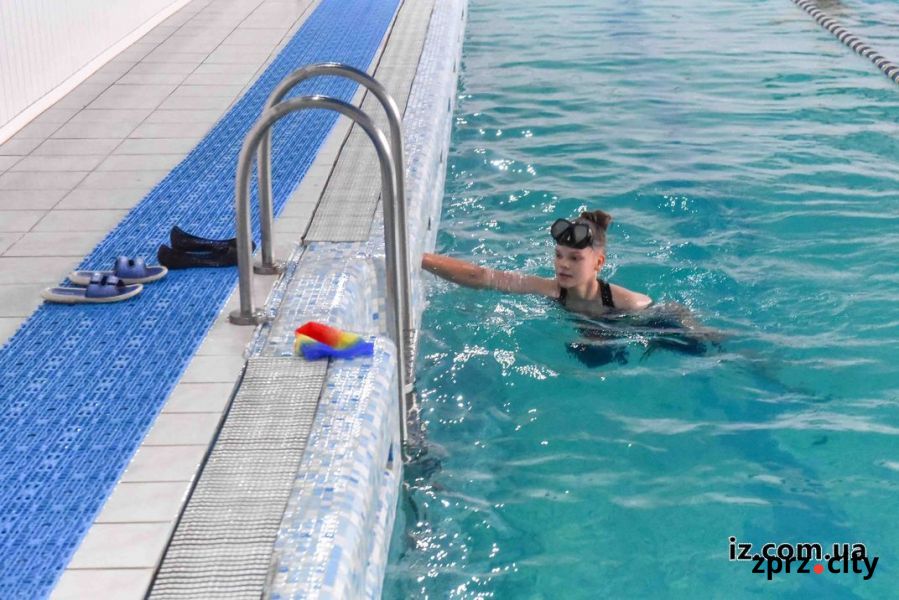 Дітям-вимушеним переселенцям безплатно допомагають відновитися за допомогою плавання