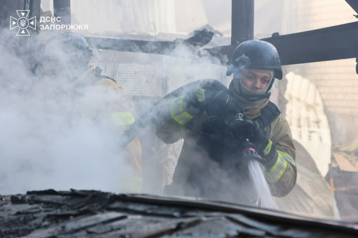 Сім пожеж за добу: у Запоріжжі горіли офіс та СТО, є постраждалі (фото)