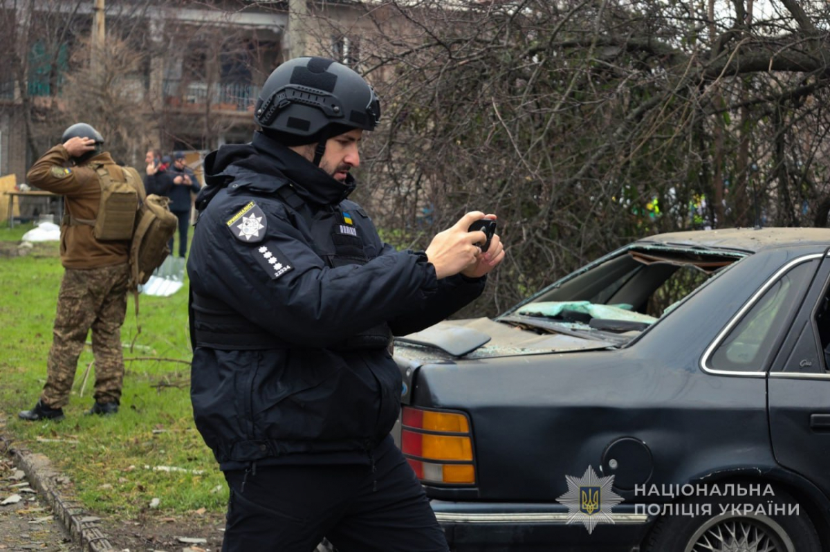 Сьогодні вдень ворог завдав чотири удари по Запоріжжю і Запорізькому району - одну авіабомбу скинув поблизу гімназії