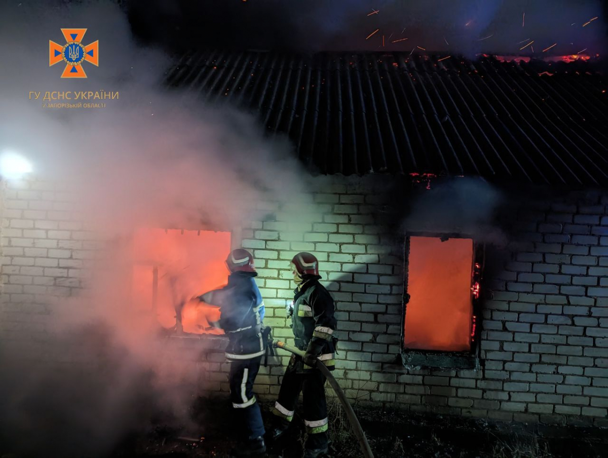 Вогонь охопив дах та кімнати – у Запорізькому районі сталася пожежа