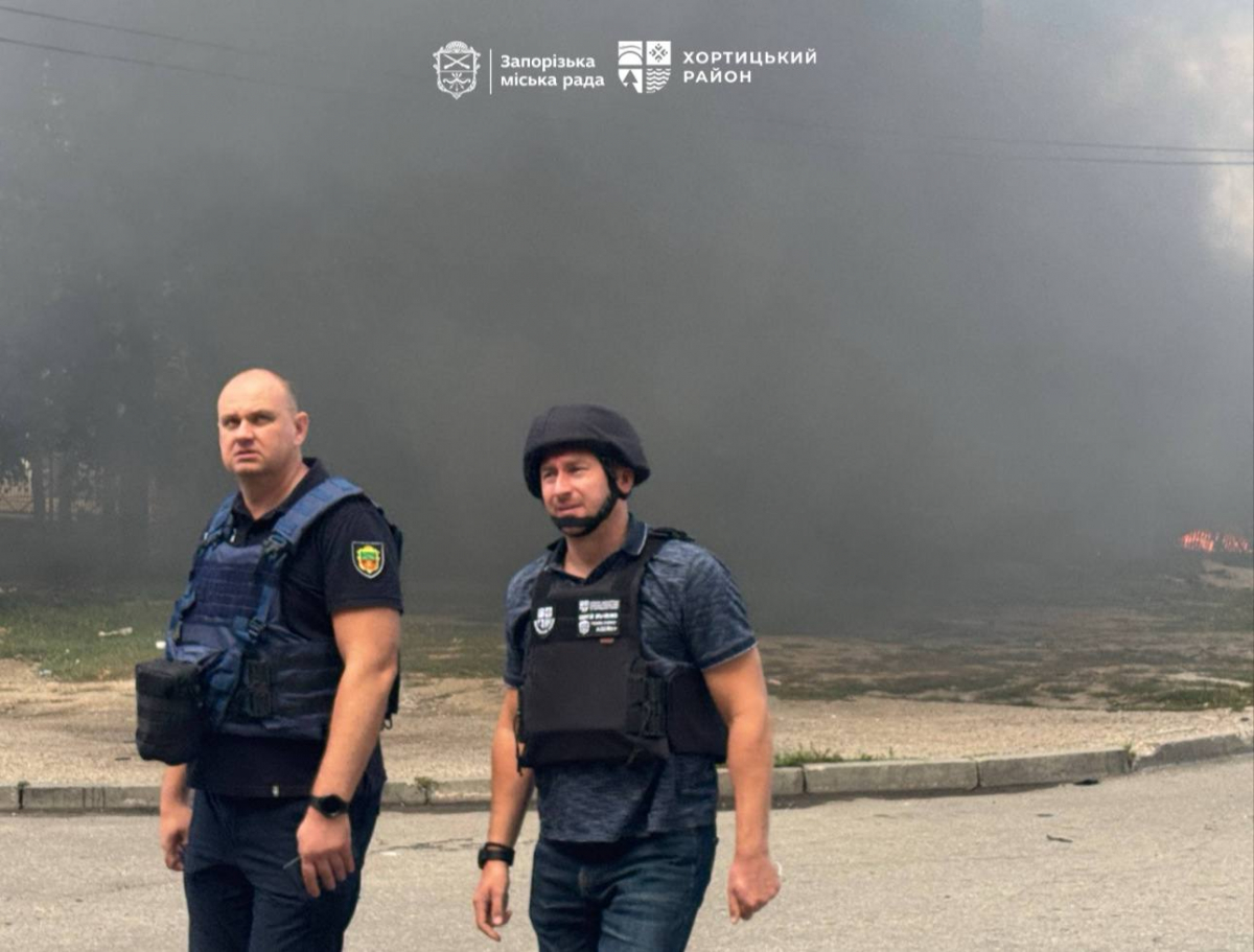 Вибух і пожежа на автостоянці: російський дрон атакував Хортицький район Запоріжжя (фото)