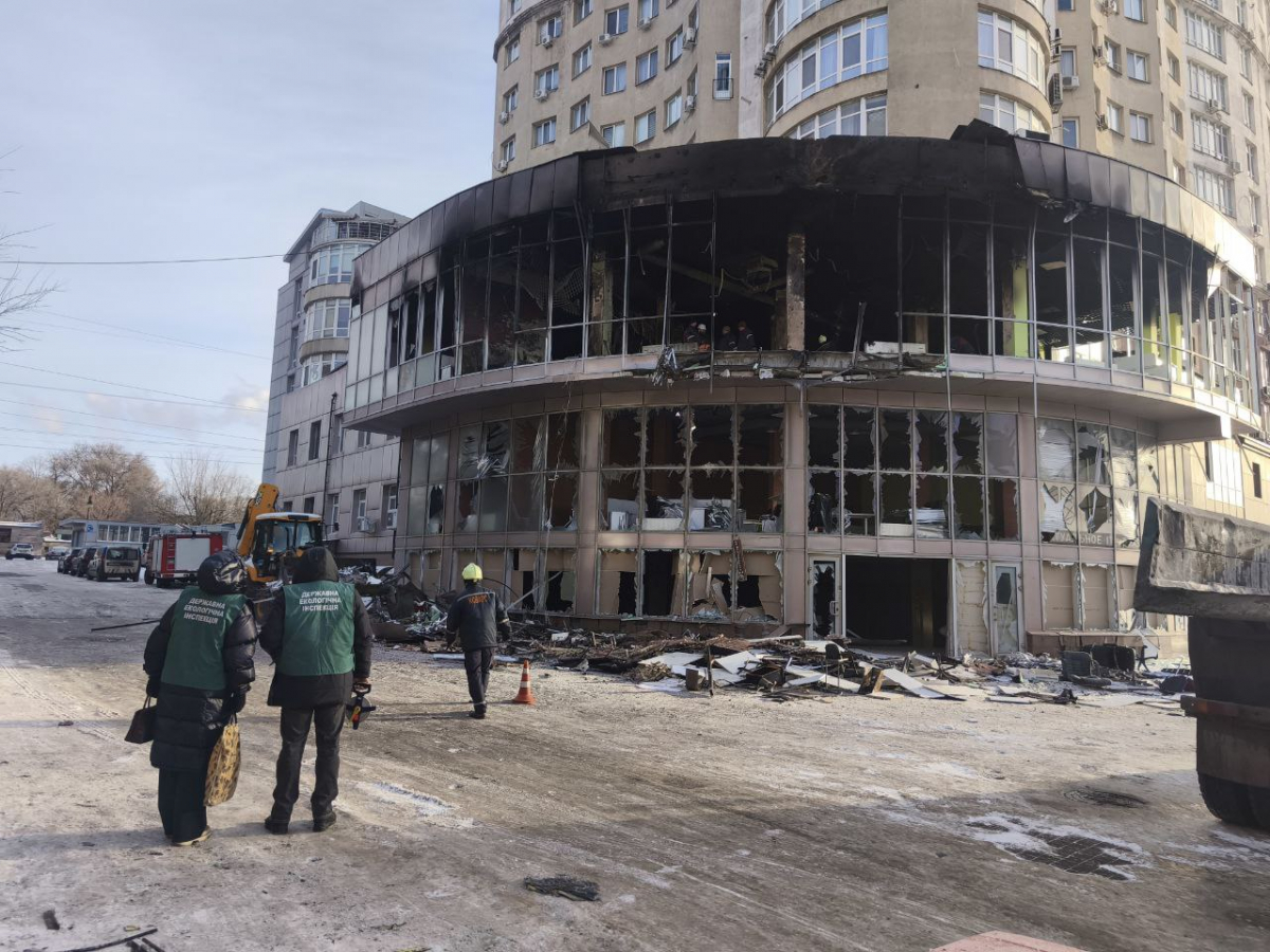 Що нового відомо про наслідки нічної ворожої атаки на Запоріжжя - є поранені, екологи розповіли про засмічення уламками одного з районів міста