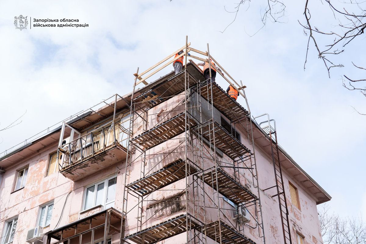 «До завершення року маємо впоратися»: як у Запоріжжі відбудовують будинок, який вразив ворожий удар (фото, відео)