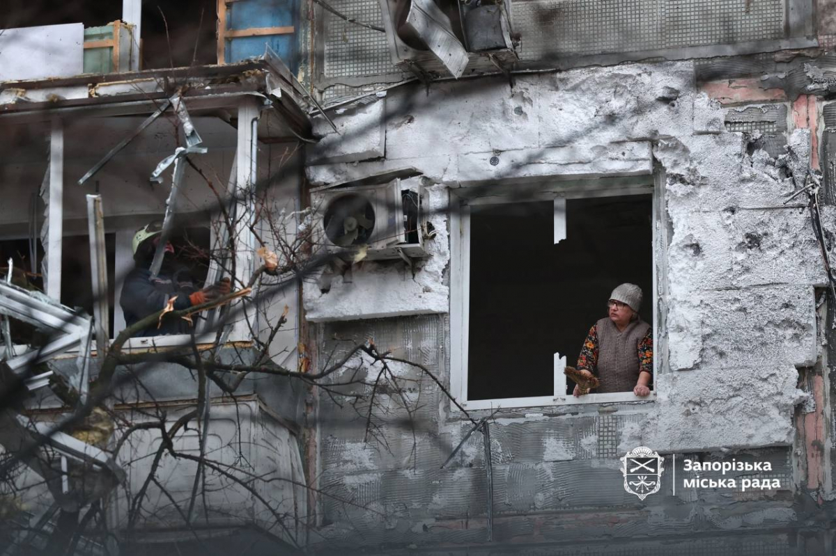 Годину тушили пожежу до приїзду рятувальників - як мешканці Запоріжжя пережили ніч масованого удару