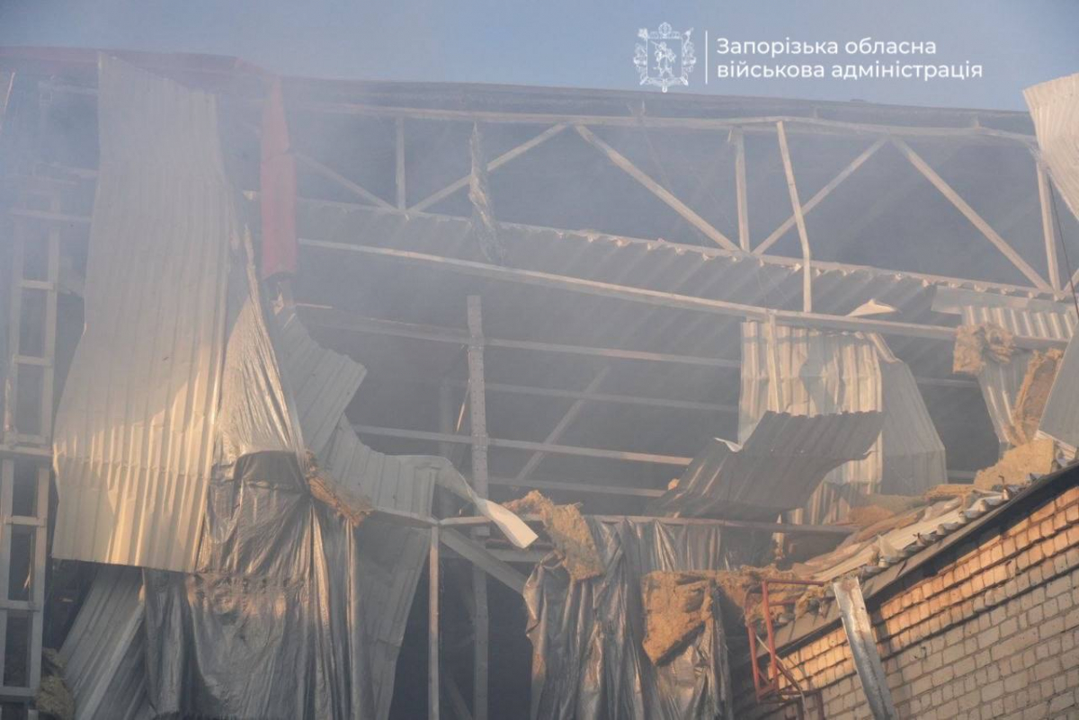 У Запоріжжі після ранкового удару загорілися склади: що відомо про наслідки (фото)