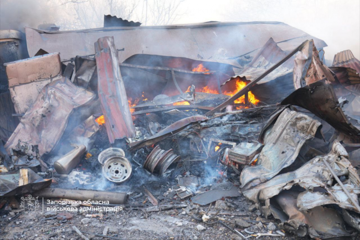 Діставали з- під завалів - пораненні та загиблі: наслідки ворожого удару по Запоріжжю (фото, відео)