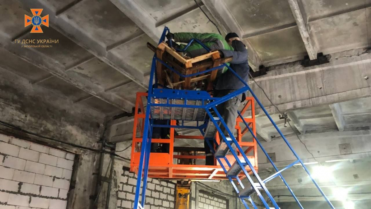  Застосовували підіймальний ківш: на будівництві у Запоріжжі чоловіка затиснуло бетонною плитою - фото
