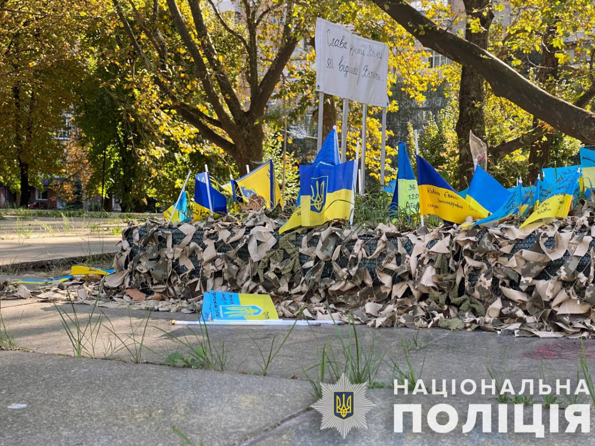 У центрі Запоріжжя вандали пошкодили пам'ятну локацію на честь загиблих воїнів - фото