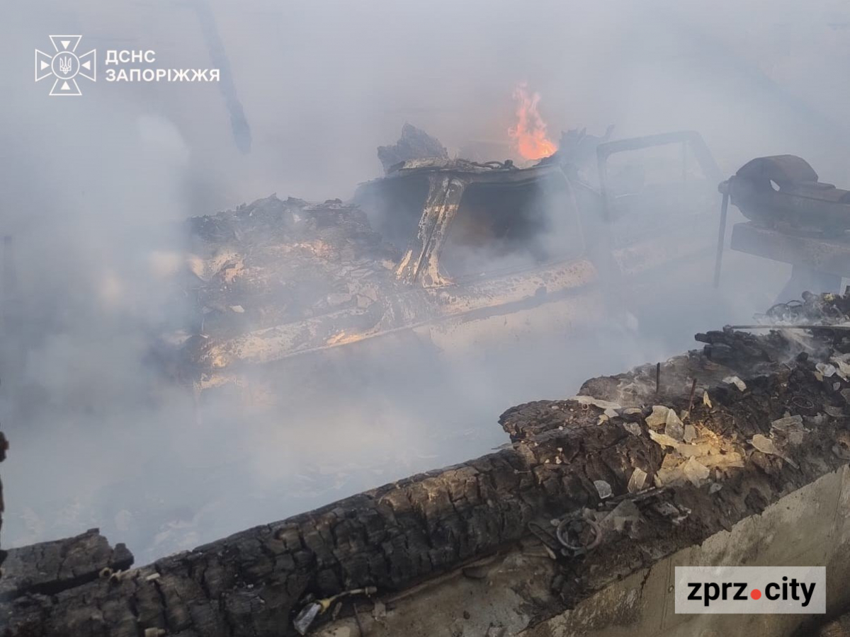 Росіяни атакували житлові будинки в Запорізькому районі: є загиблий і постраждалі (фото)