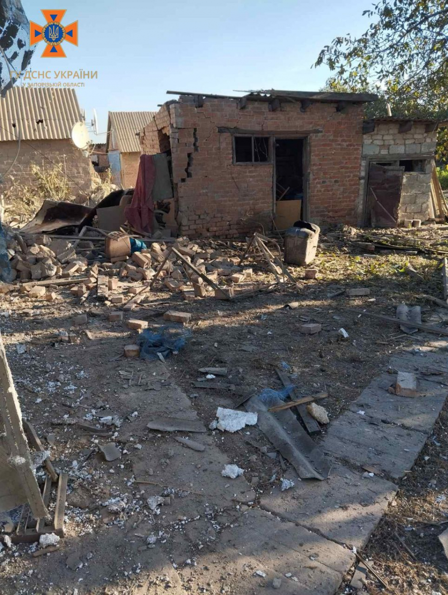 Кількість загиблих збільшилася: що відбувається на місцях ранкових російських обстрілів у селі Запорізького району - фото, відео