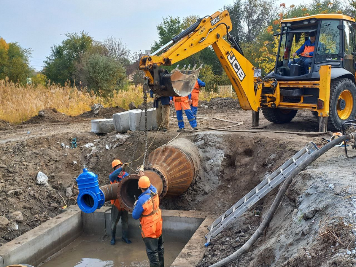 Подає воду на два райони - у Запоріжжі ремонтують аварійний трубопровід (фото)