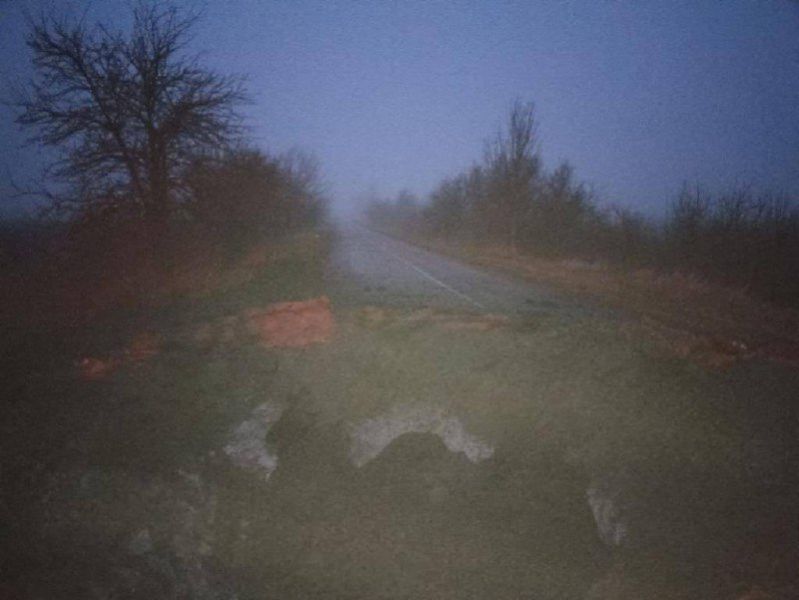 Внаслідок ворожих обстрілів зруйнована дорога між селами Запорізького району - фото