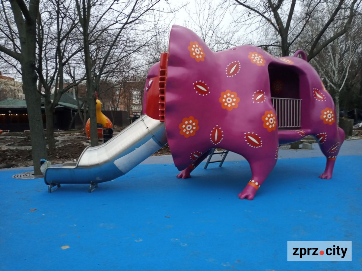 В одному із запорізьких скверів відкриють майданчик з фігурами фантастичних звірів - фоторепортаж