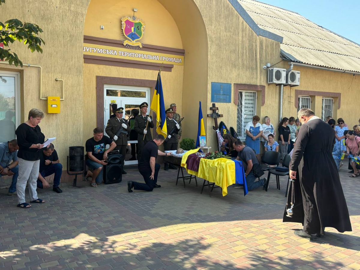 Віддав життя за свободу України - у Кушугумській громаді попрощалися із загиблим Героєм (фото)