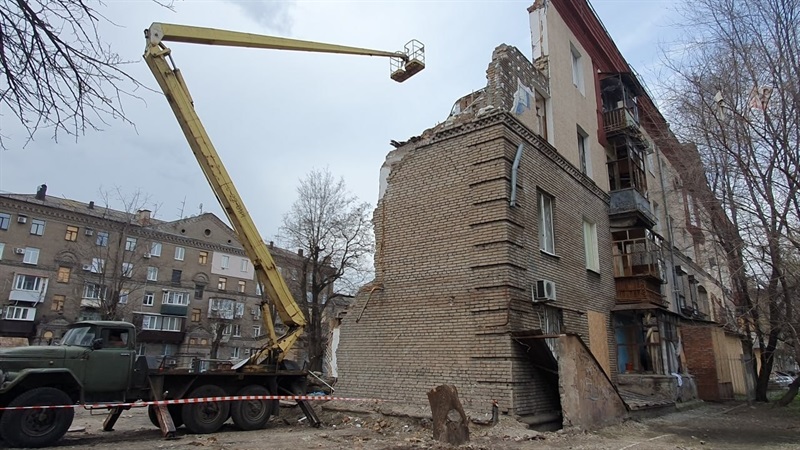 У центрі Запоріжжя почали "консервувати" ще одну багатоповерхівку, що постраждала від ворожих обстрілів - фото