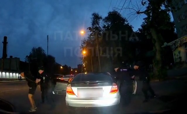 Тікав на Мерседесі від поліції - у Запоріжжі молодик намагався уникнути покарання за скоєне ДТП (відео)