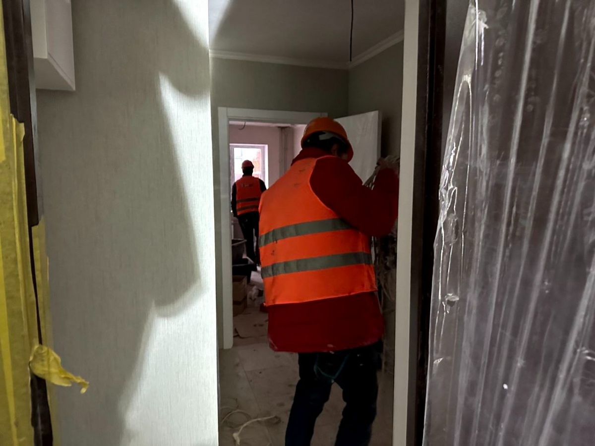 У запорізькому будинку на вулиці Зестафонській відремонтували майже всі квартири пошкодженого обстрілами ворога під'їзду - фото
