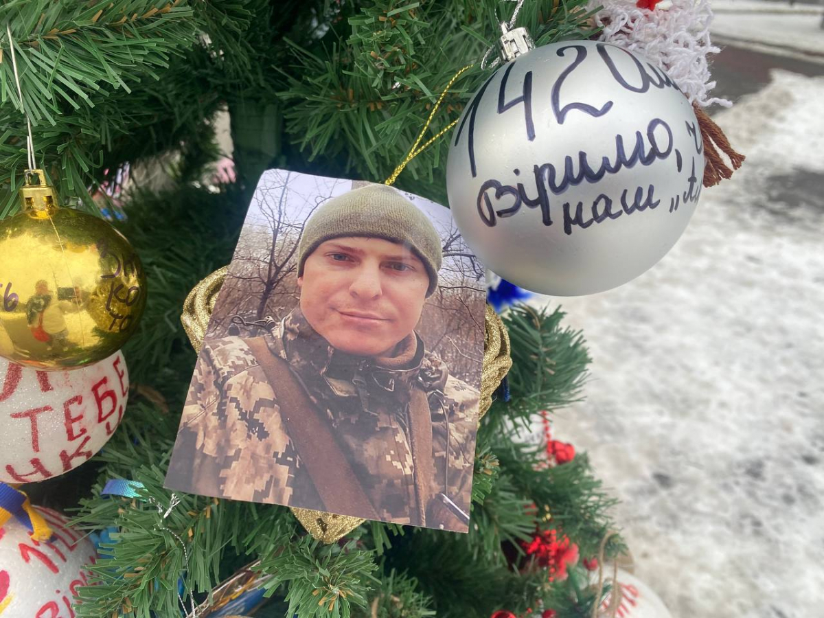 Четверте Різдво в полоні - у центрі Запоріжжя встановили ялинку з колючим дротом та стіл з порожніми стільцями (фото)