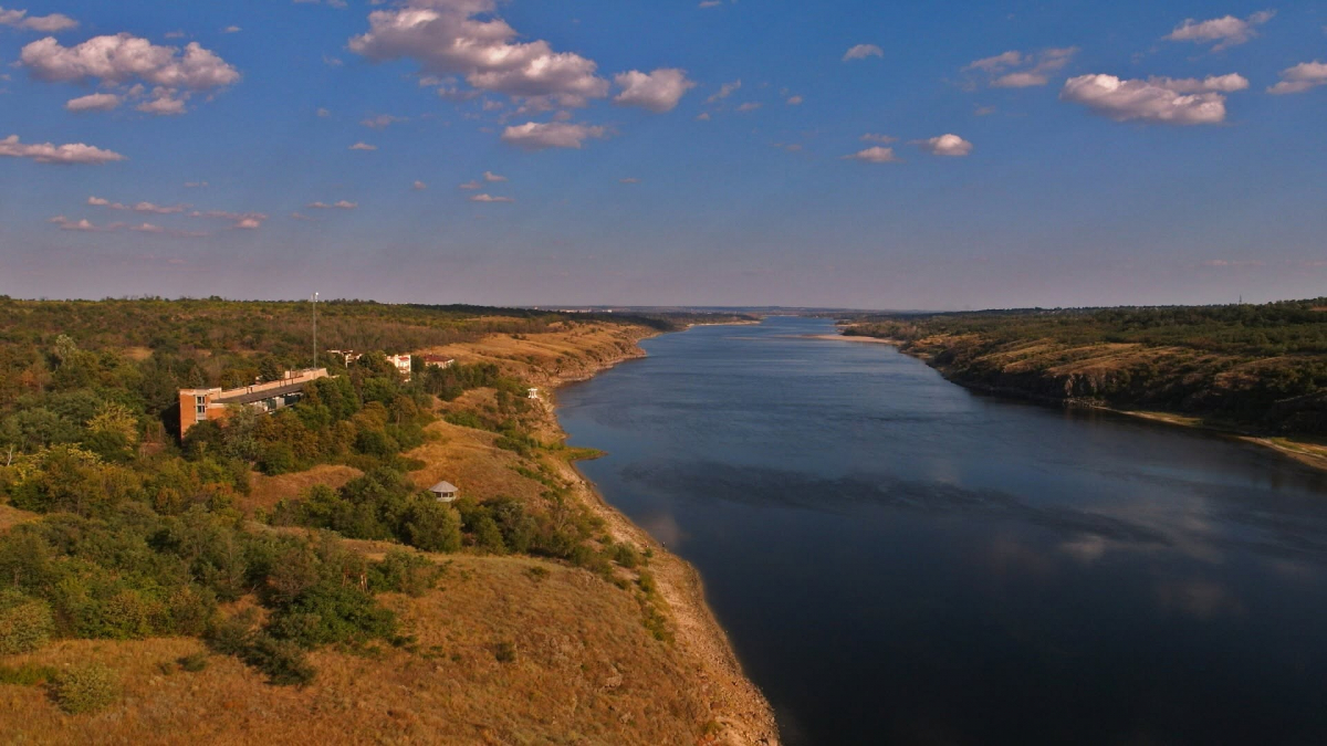 Річкові хвилі перетікають у піщані: у Запоріжжі на Старому Дніпрі показали дивовижну мілину (фото)