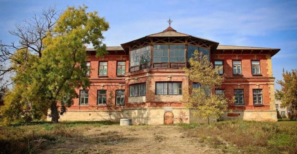 В селе Запорожской области прекрасно сохранилось здание старинной усадьбы 19 века - фото